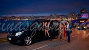 Grupo celebrando junto a van de traslados nocturnos en Viña del Mar con texto "Logística Sin Estrés hasta las 5 AM