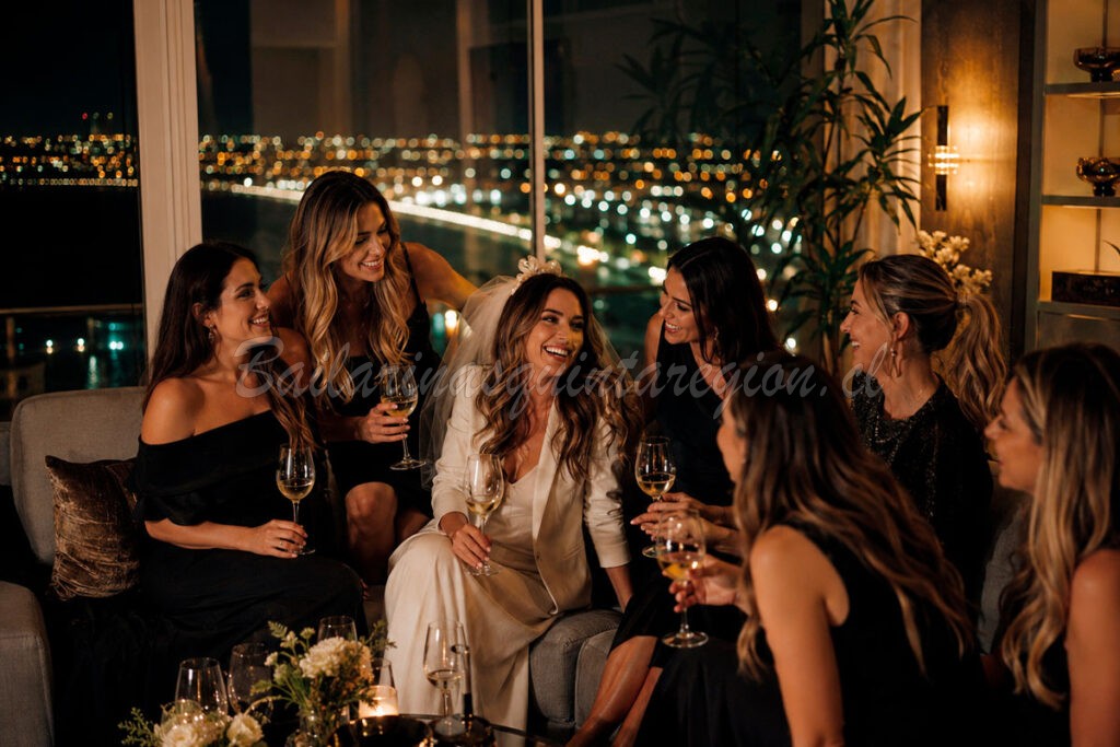 Grupo de amigas celebrando una despedida de soltera en Viña del Mar