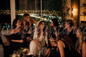 Grupo de amigas celebrando una despedida de soltera en Viña del Mar